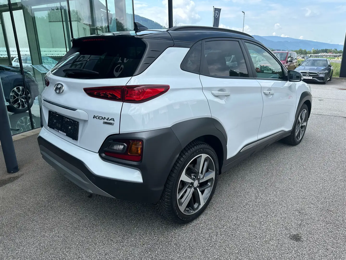 Hyundai KONA 1,6 CRDi 4WD Level 6 Aut. *Head Up*Schiebedach* Weiß - 2