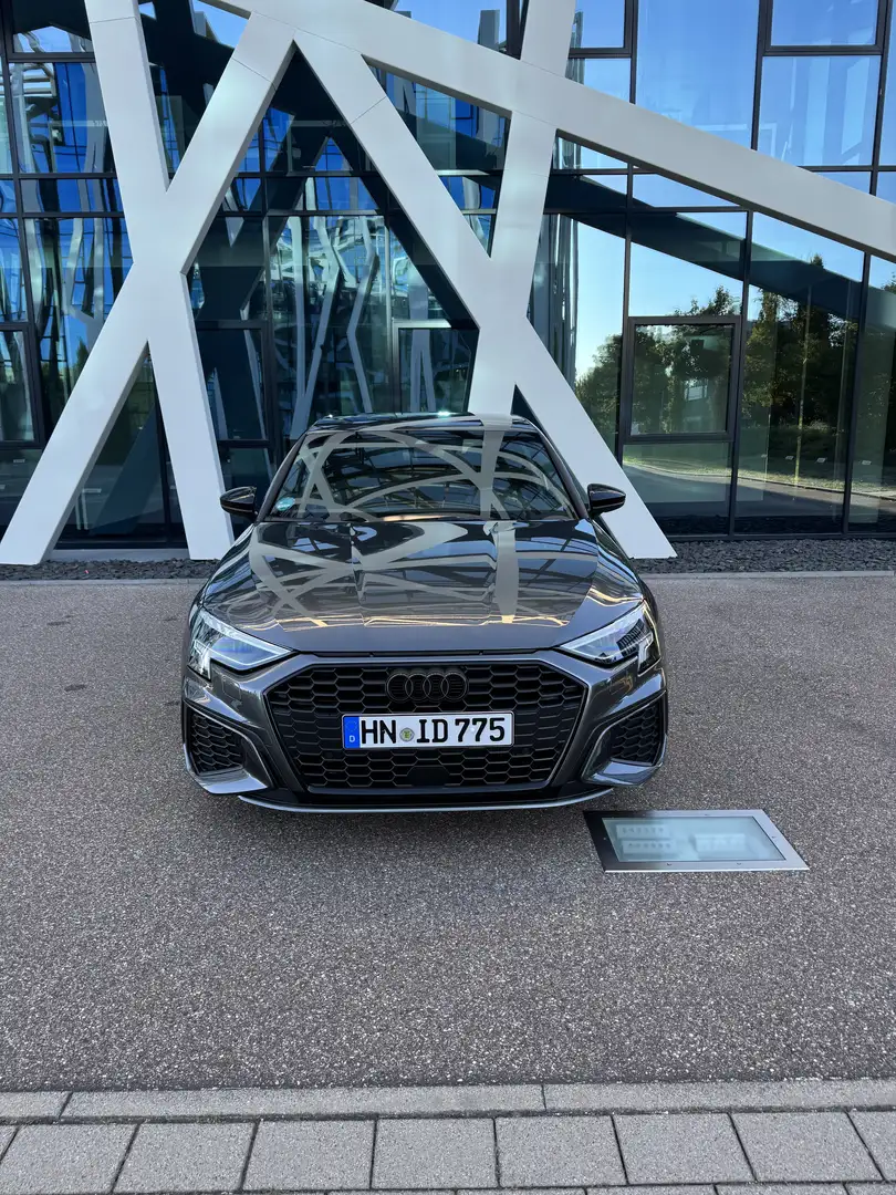 Audi A3 30 TFSI Sportback S tronic sport Grau - 1