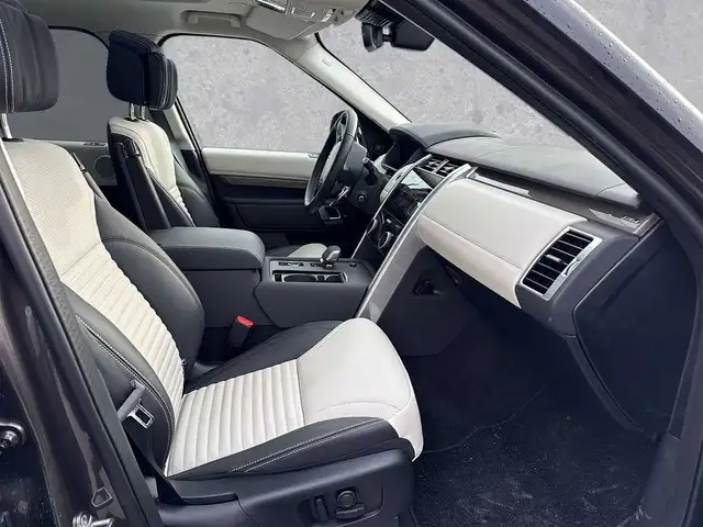 Land Rover Discovery view 3