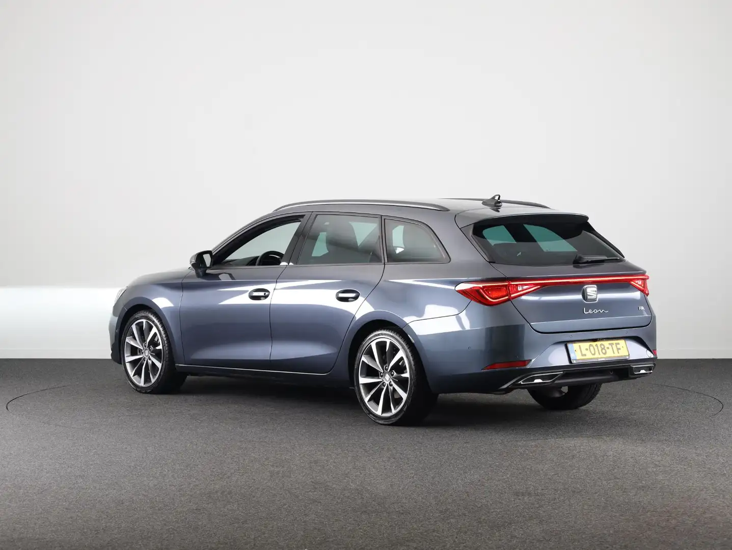 SEAT Leon Sportstourer 1.5 eTSI FR Launch Edition 150pk Auto Grijs - 2