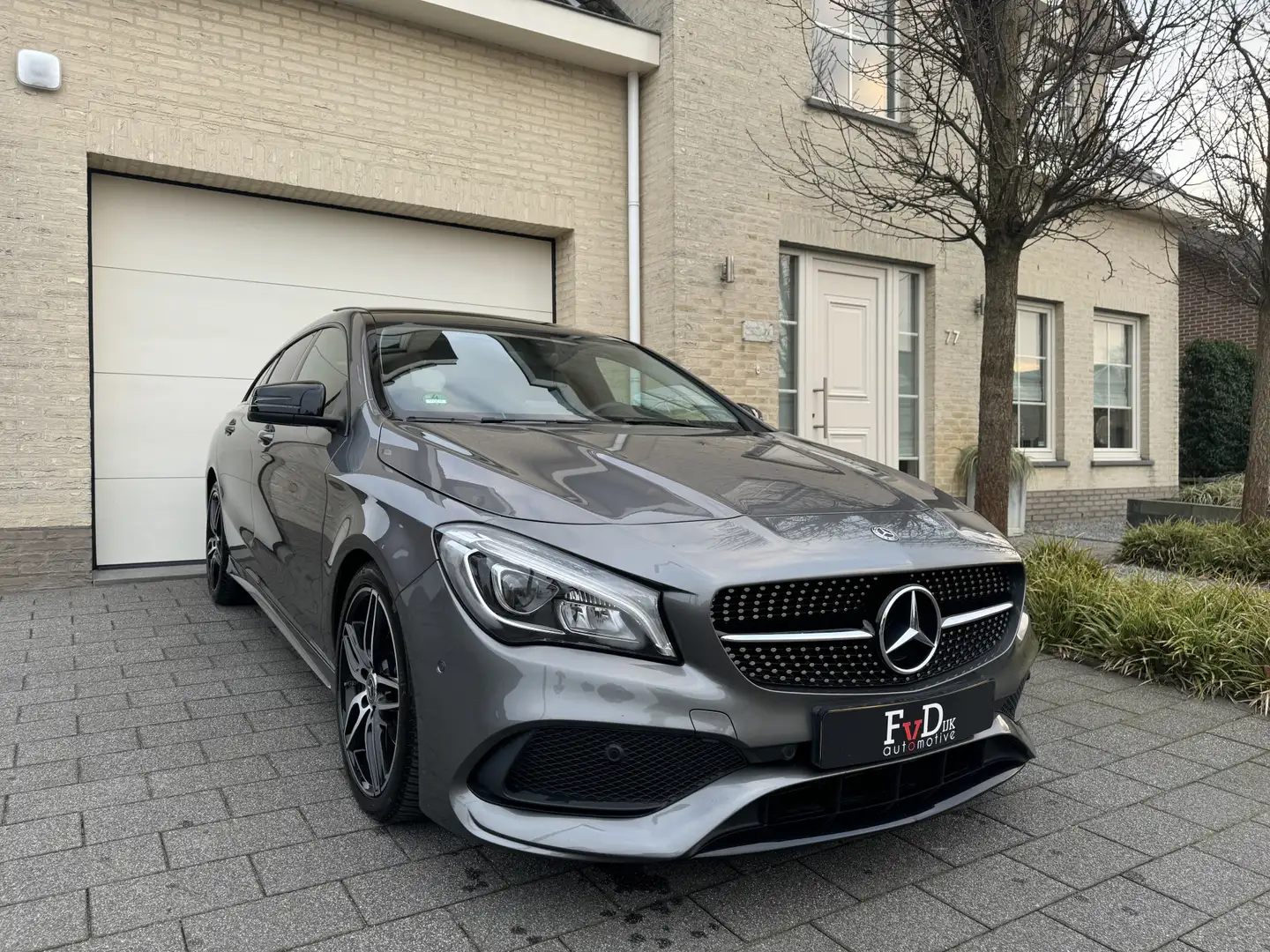 Mercedes-Benz CLA 180 Shooting Brake AMG Aut Panoramadak Nightpakket Nav Gris - 1