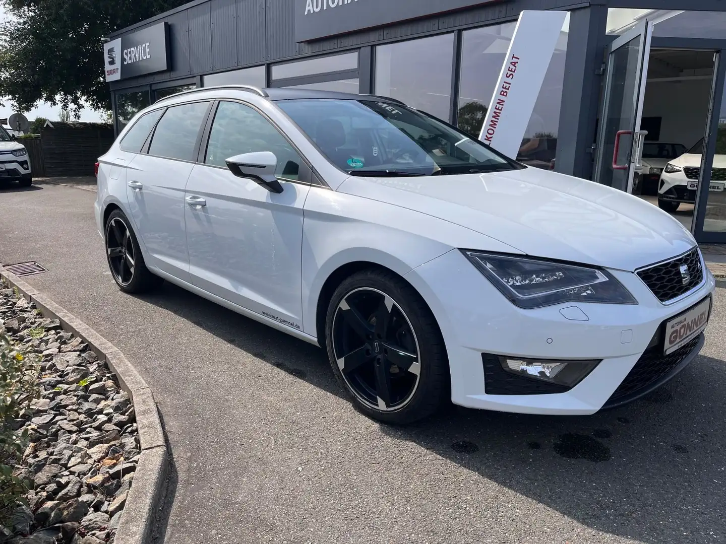 SEAT Leon ST FR 4Drive LED-Navi-WR-SHZ-AHK Weiß - 1