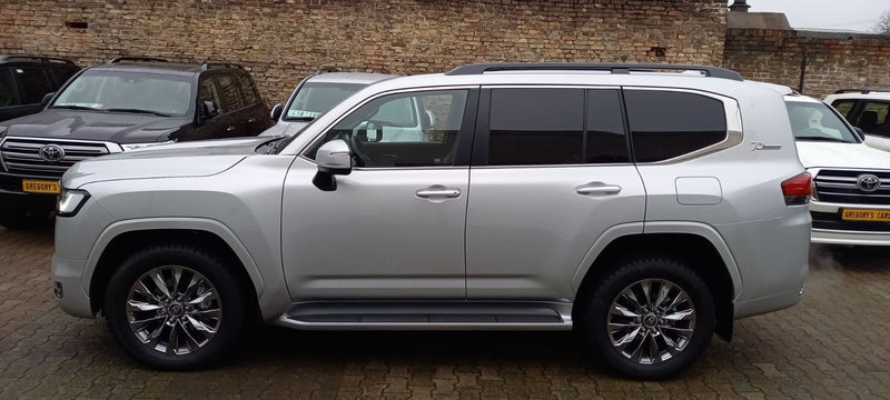 Toyota Land Cruiser 300~70thANV+NEU+EUreg+RearTV+415HP+VOLL+HUD — photo 3