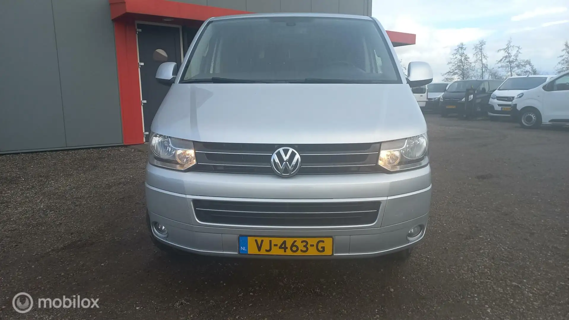 Volkswagen T5 Transporter 2.0 TDI L2H1/AIRCO/CRUISECONTROL/NAVIGATIE Grijs - 2