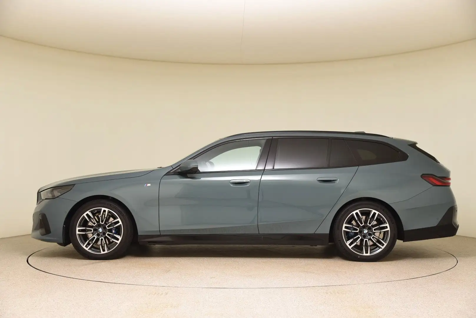 BMW 520 d xDrive Touring M Sport Pro Keyless Pano HUD Grün - 2