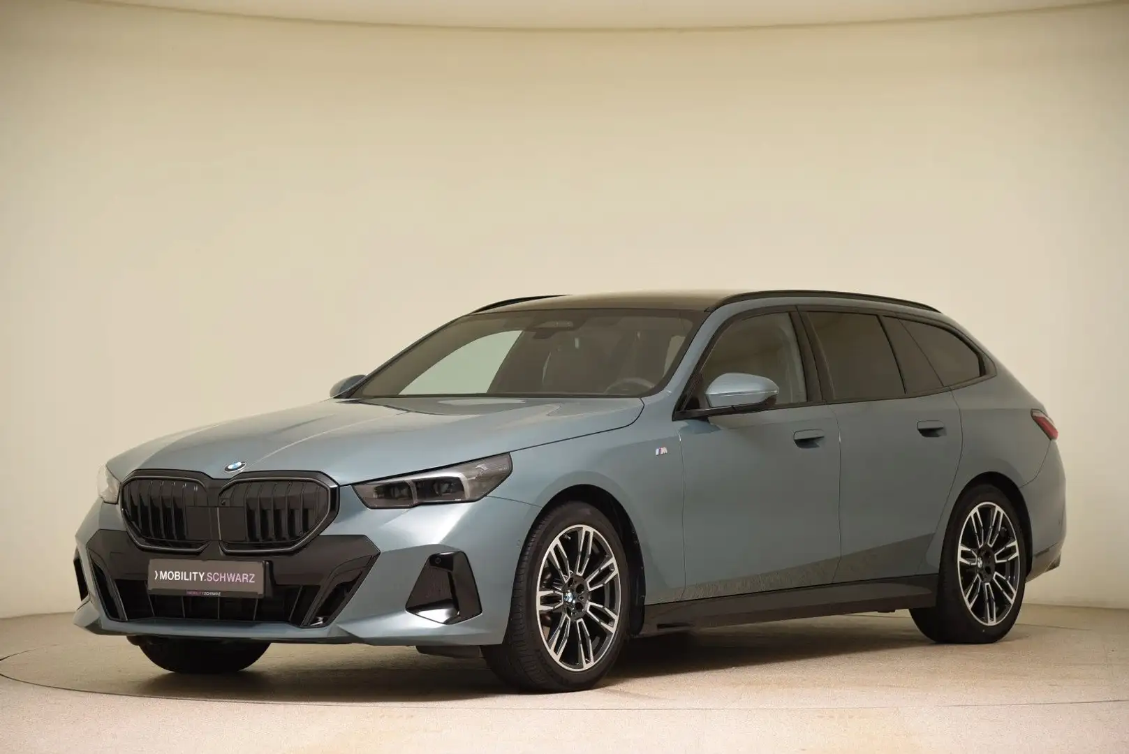 BMW 520 d xDrive Touring M Sport Pro Keyless Pano HUD Grün - 1