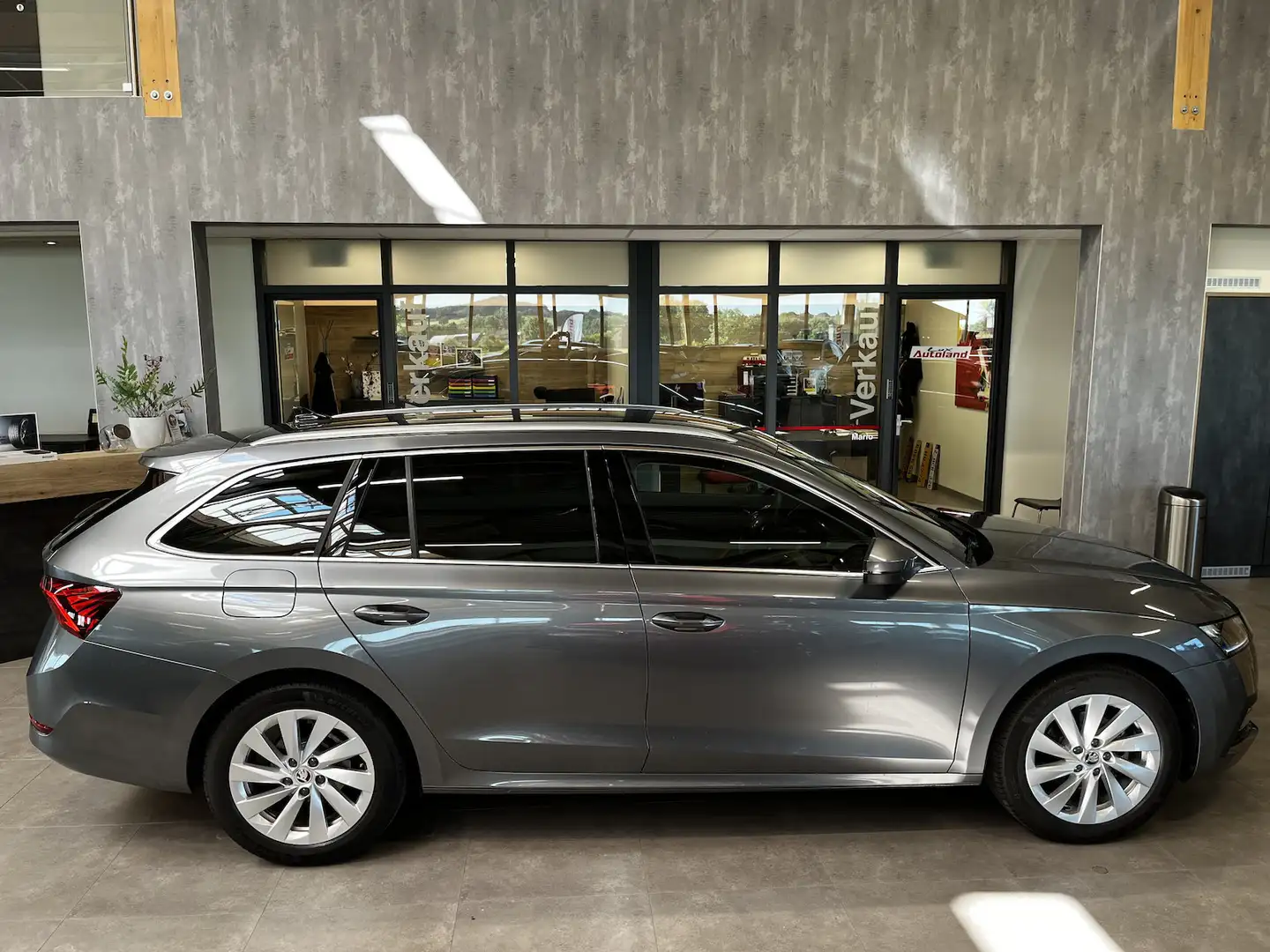 Skoda Octavia Ambition 1.0 TSI e-Tec DSG Navi Kam Shzg Grijs - 2
