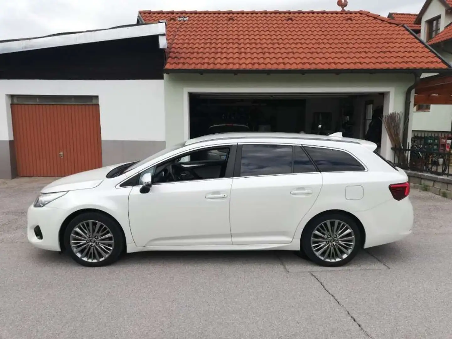 Toyota Avensis Avensis 2,0 D4-D Active Active Blanc - 1