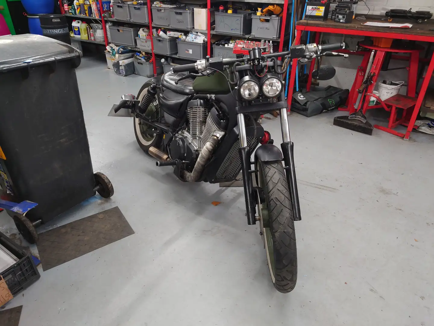 Suzuki VS 800 Bobber Groen - 1