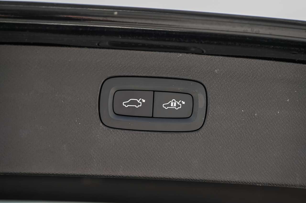 2024 Volvo XC90 B6 AWD Plus Bright Theme 7-Seater Blonde Interior thumb 11