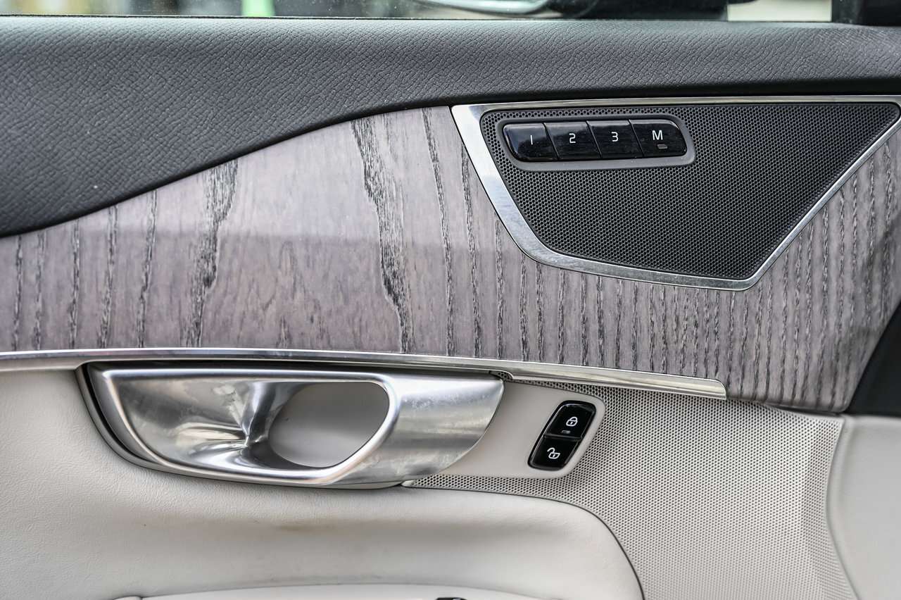 2024 Volvo XC90 B6 AWD Plus Bright Theme 7-Seater Blonde Interior thumb 13