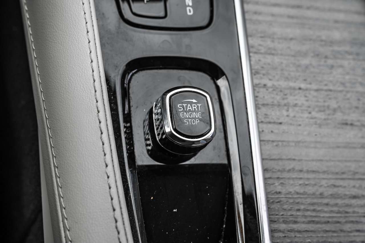 2024 Volvo XC90 B6 AWD Plus Bright Theme 7-Seater Blonde Interior thumb 17