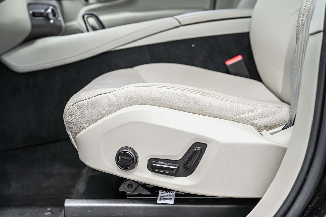2024 Volvo XC90 B6 AWD Plus Bright Theme 7-Seater Blonde Interior thumb 14