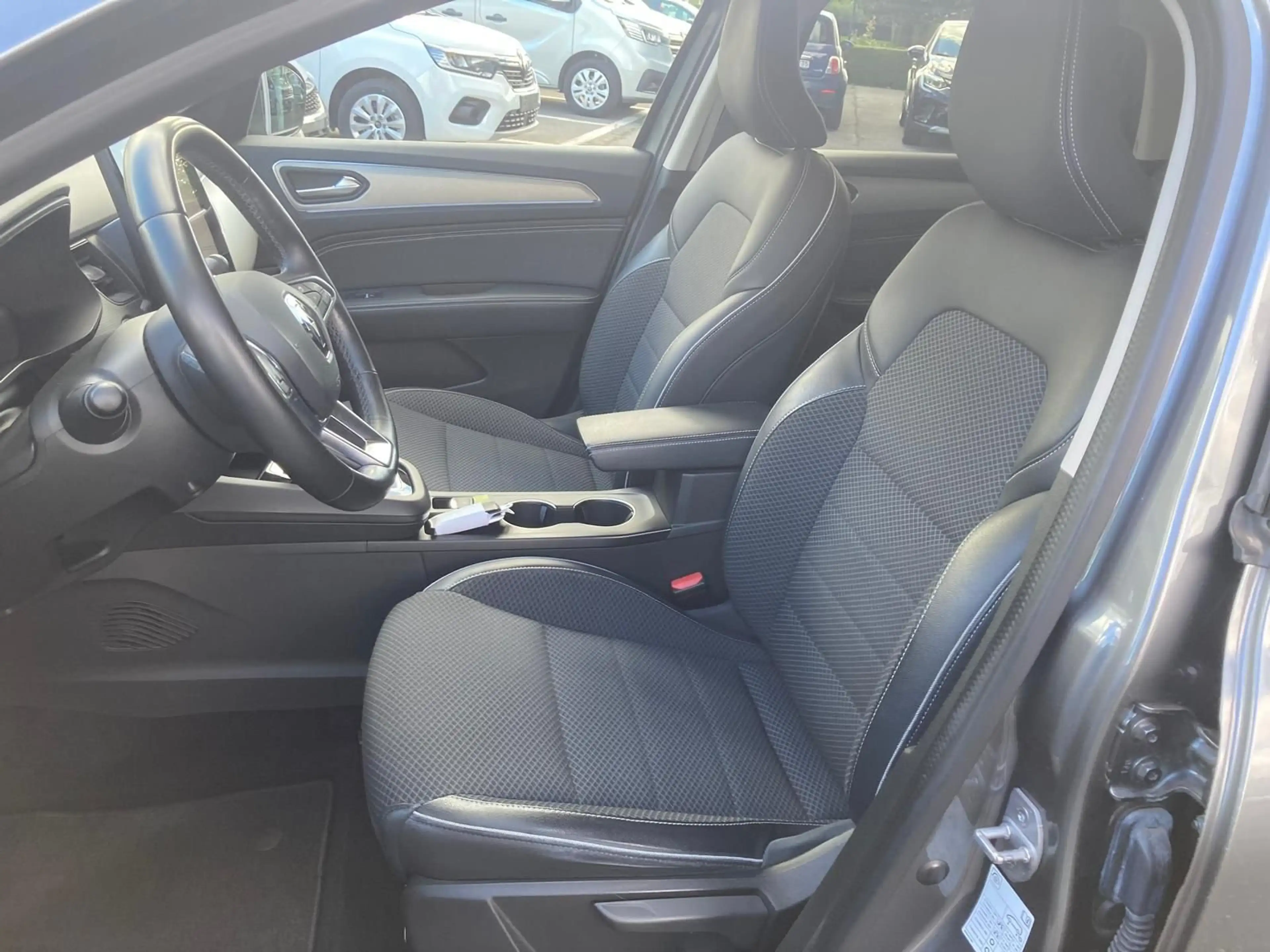 Renault Arkana E-Tech hybrid Intens 145 — photo 13