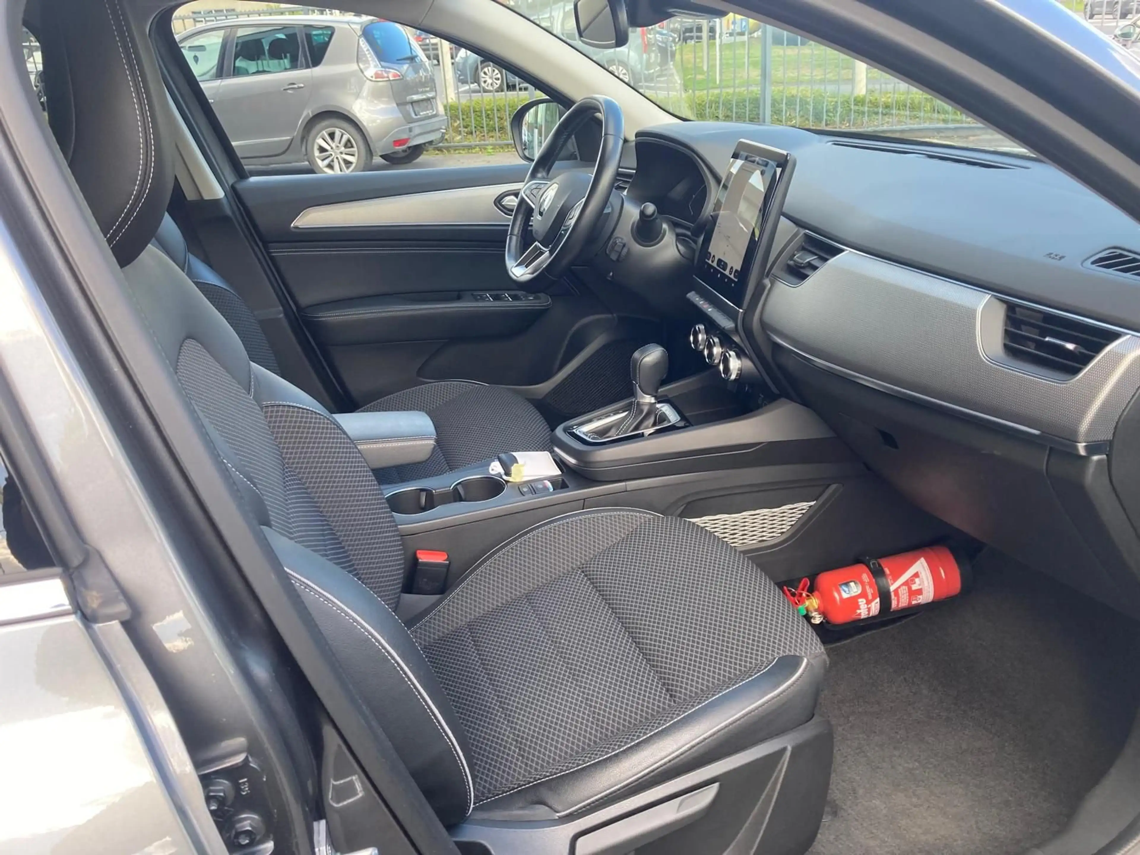 Renault Arkana E-Tech hybrid Intens 145 — photo 12
