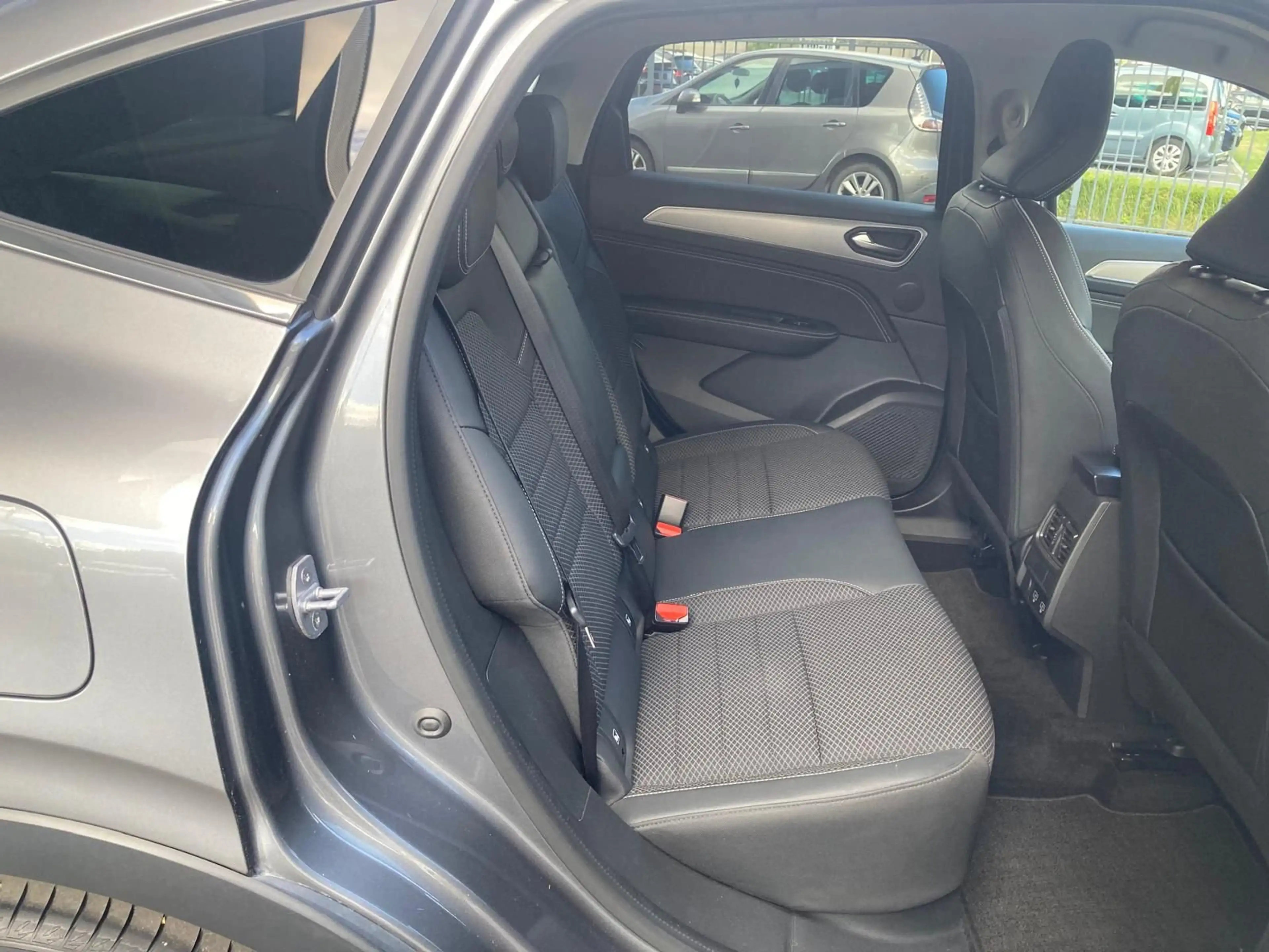 Renault Arkana E-Tech hybrid Intens 145 — photo 15