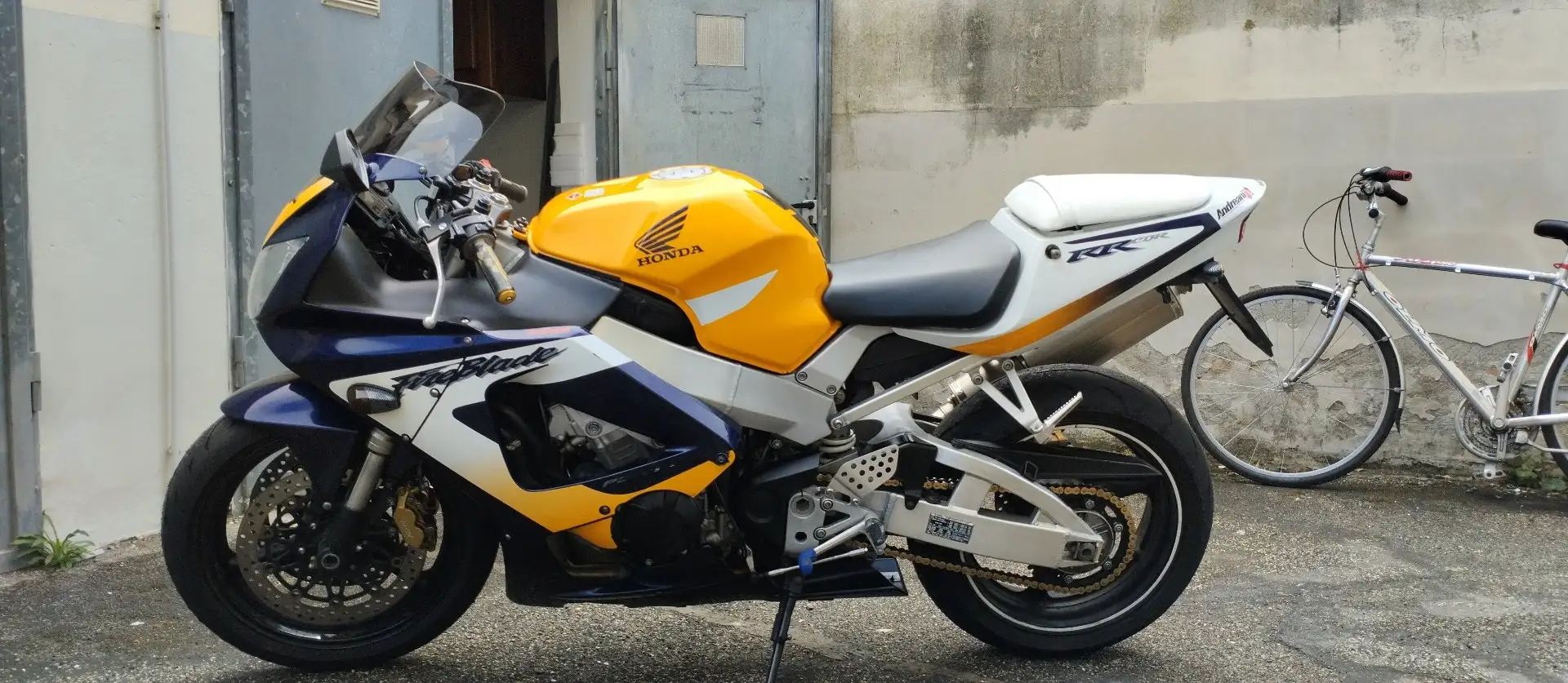 Honda CBR 900 Amarillo - 2
