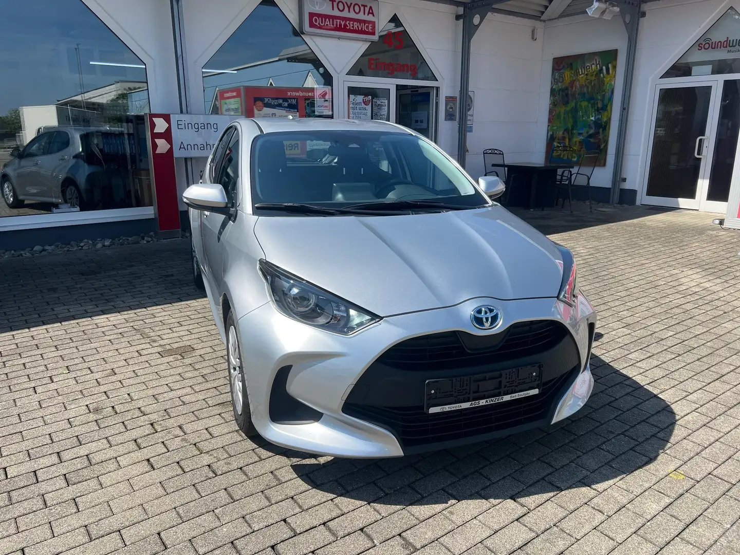 Toyota Yaris Hybrid Business Edition Silber - 2