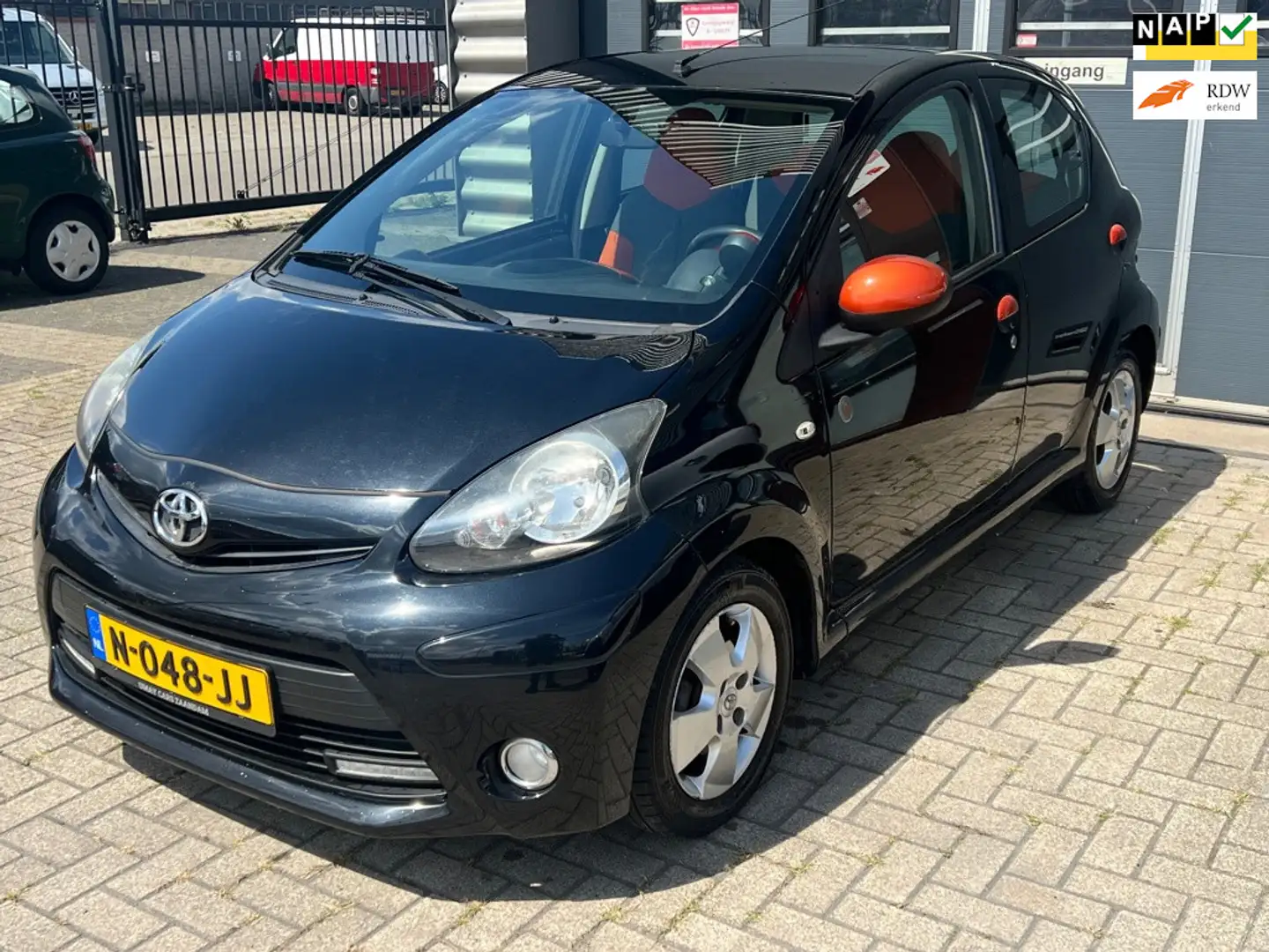 Toyota Aygo 1.0 VVT-i Dynamic Orange Noir - 1