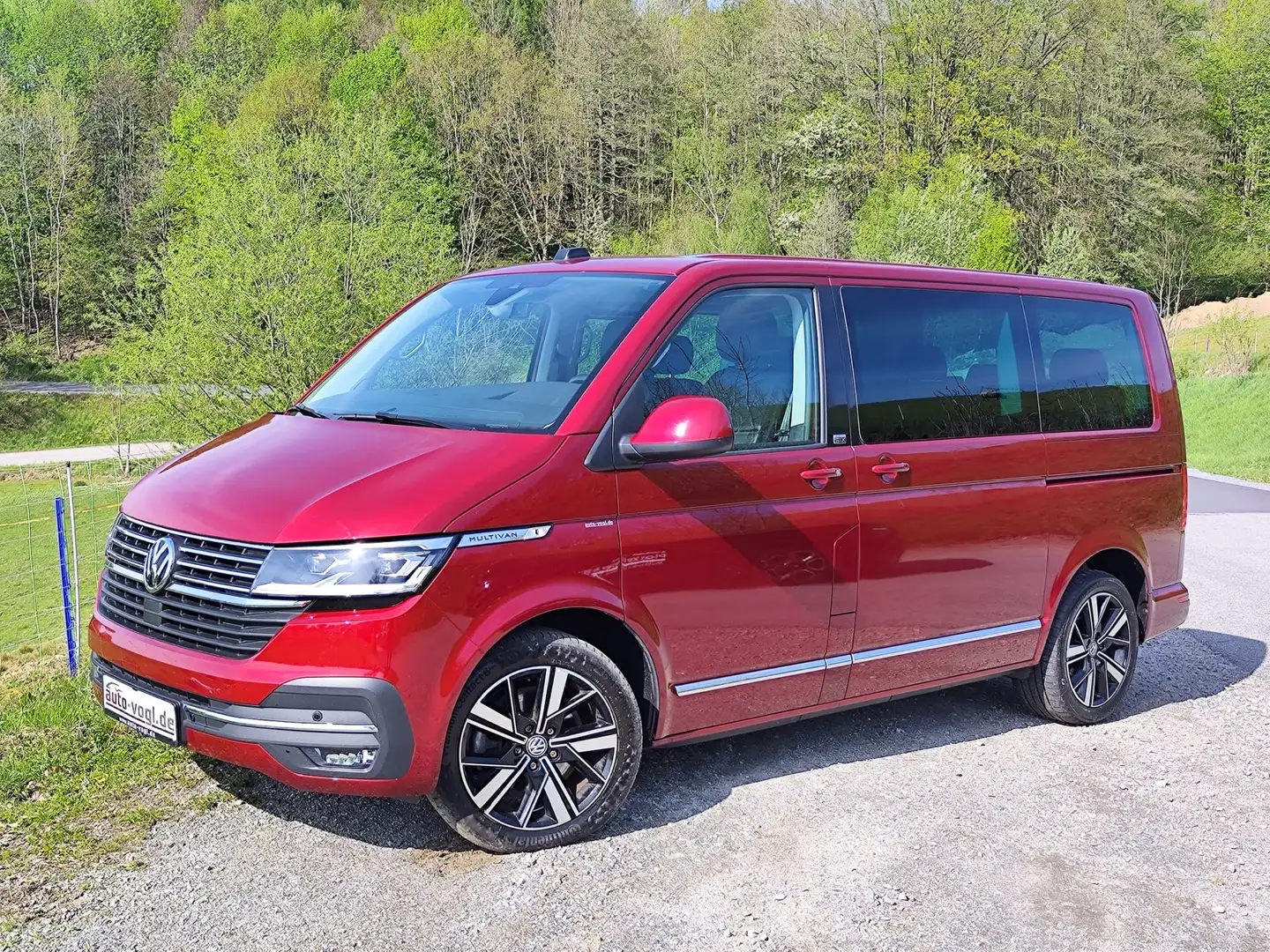 Volkswagen T6.1 Multivan Generation Six 2,0TDi 4MOTION AHK,Navi,2xSchiebet Červená - 1