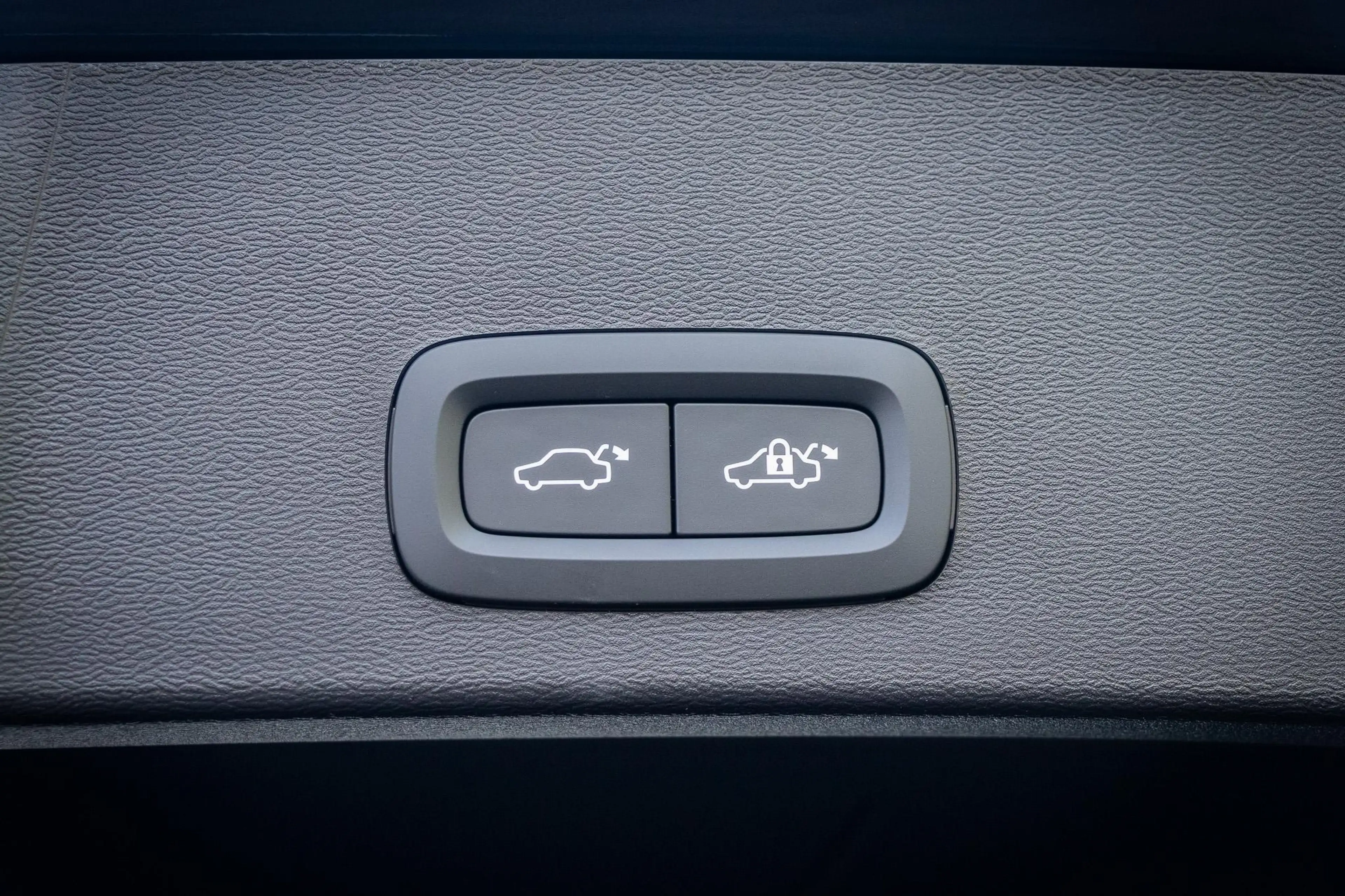 Volvo EX40 Single Motor Ext. Range Ultra Black Edition 82 kWh — photo 8