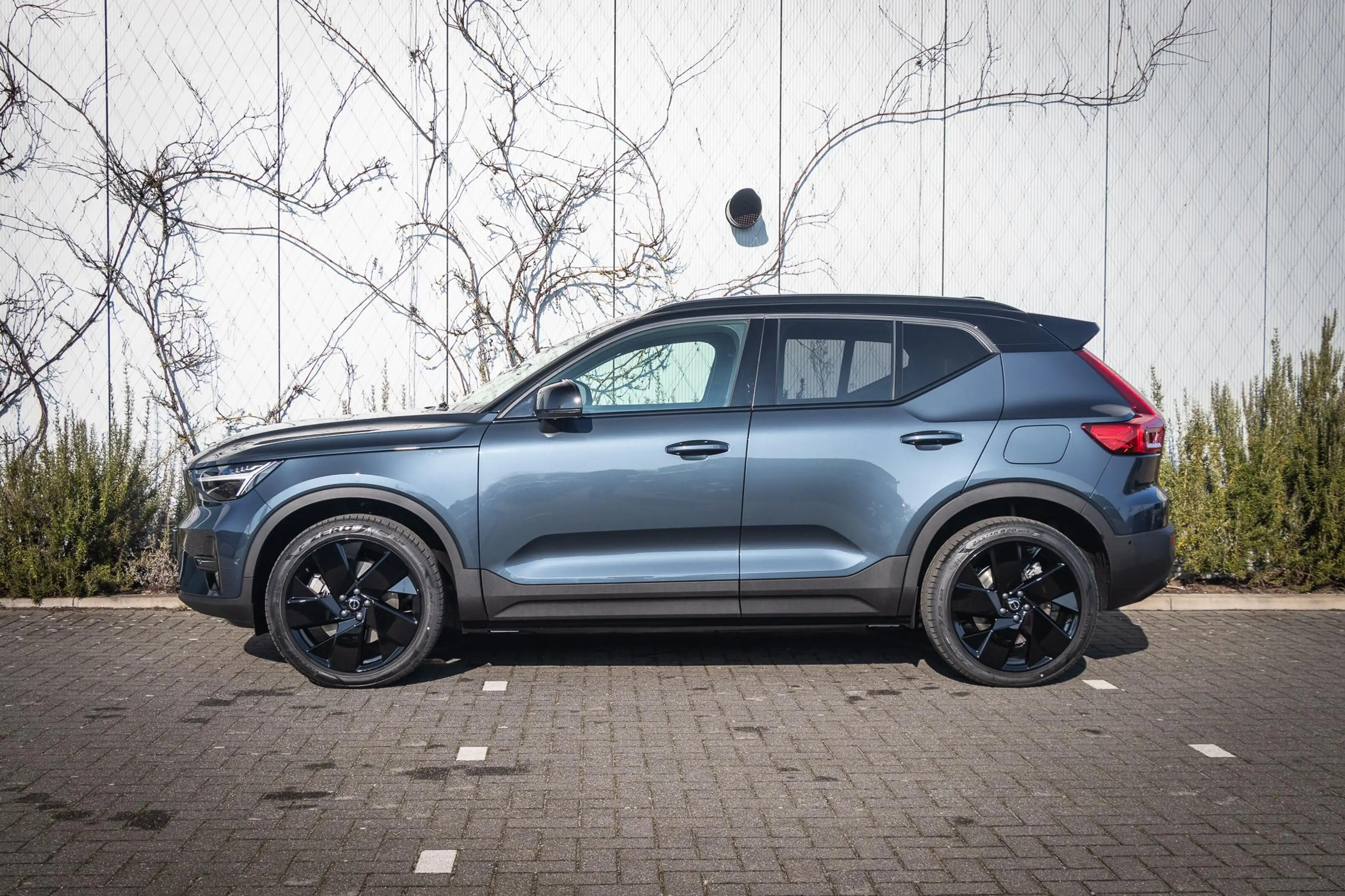 Volvo EX40 Single Motor Ext. Range Ultra Black Edition 82 kWh — photo 4