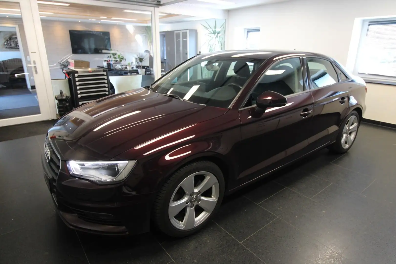 Audi A3 Lim ambition*NAVI*XENON*MFL*PDC*SHZ*GRA*1HAND Rot - 2