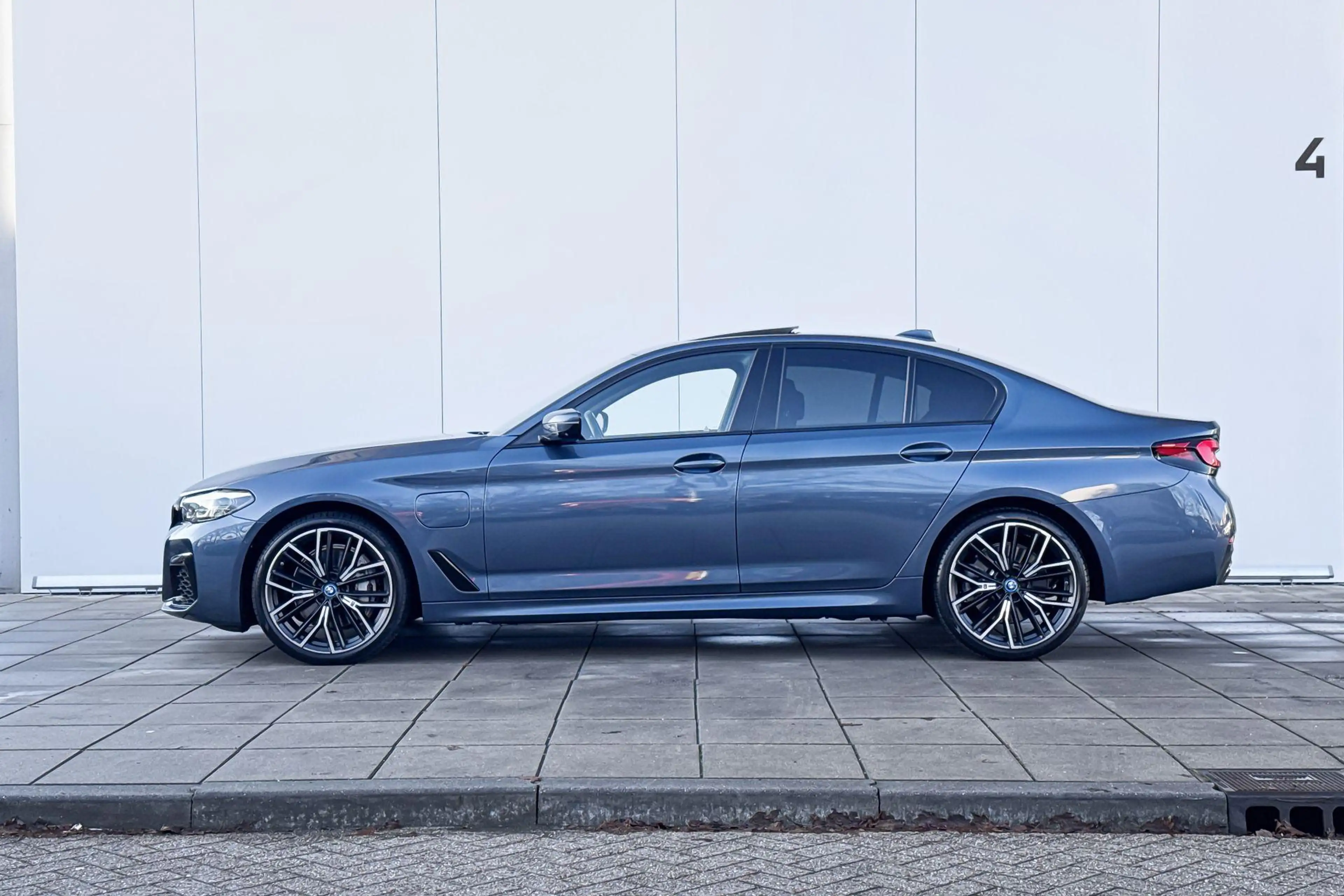 BMW 545 5 Serie 545e xDrive High Executive / Glazen Schuif — photo 2