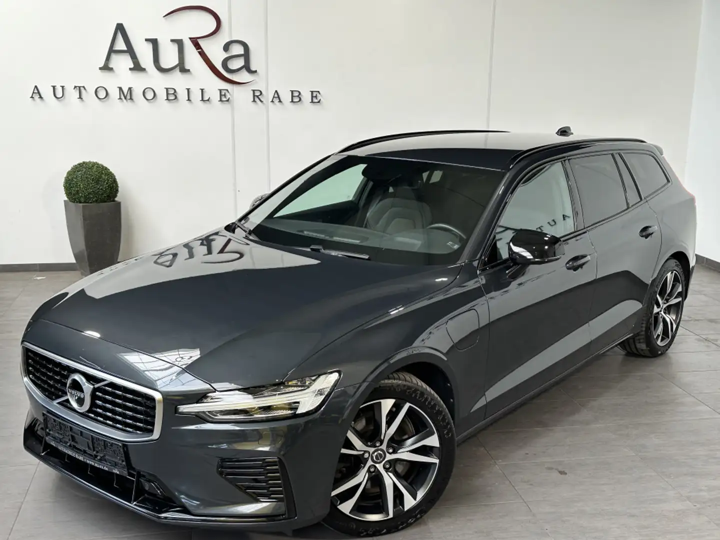 Volvo V60 T8 AWD Twin Engine R-Design NAV+LED+360°+AHK Grau - 2