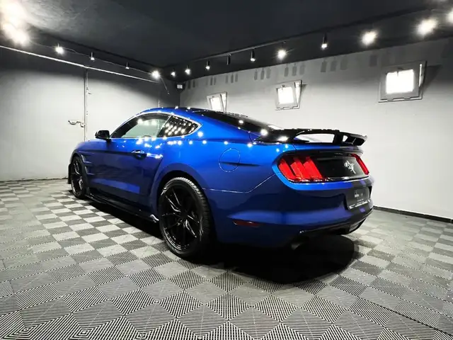 Ford Mustang view 3