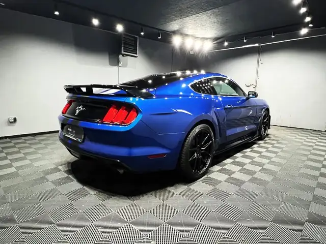 Ford Mustang view 4