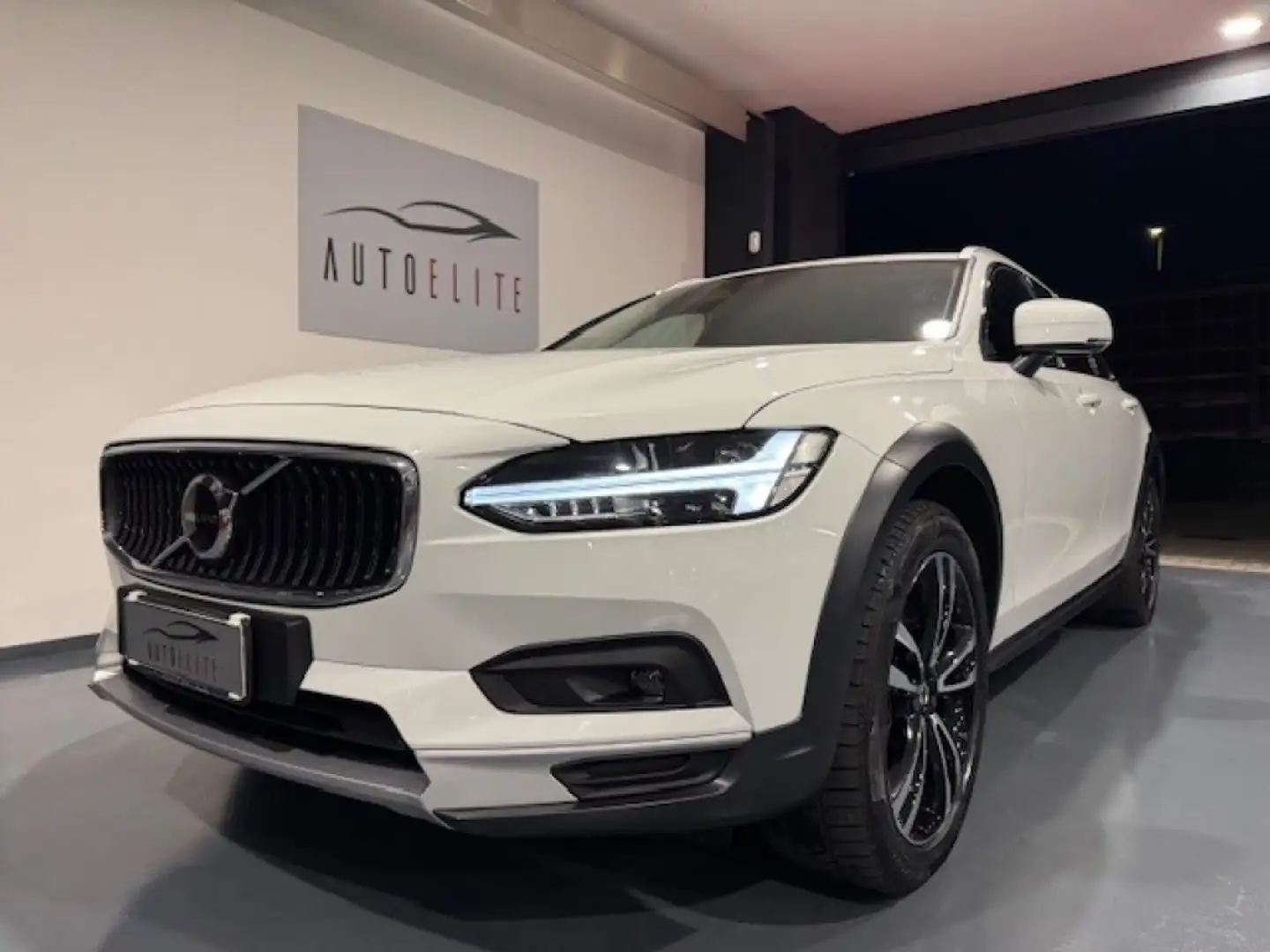 Volvo V90 Cross Country B4 (d) 197CV AWD Geatronic Business Pro Line Bianco - 1