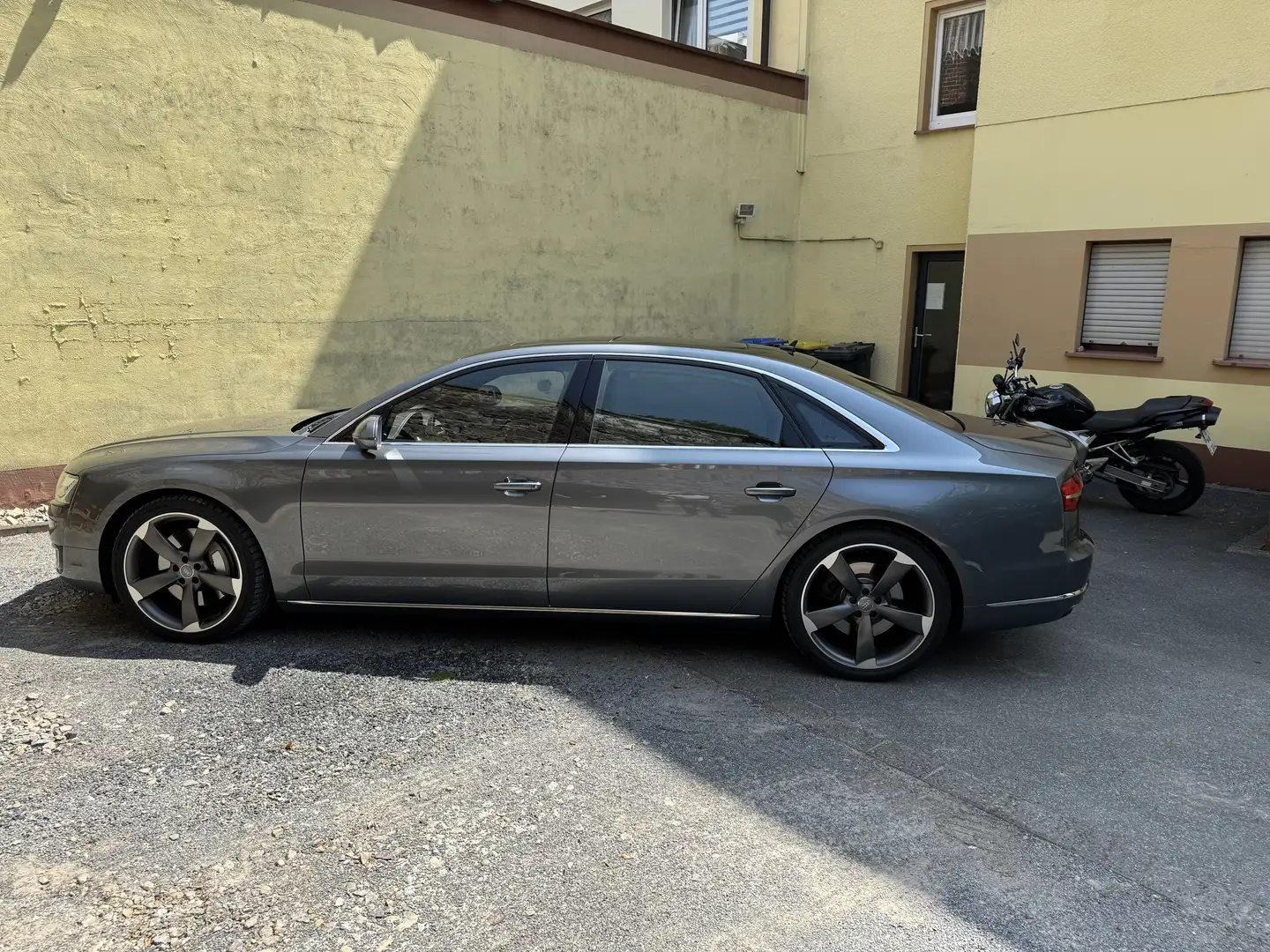 Audi A8 4.0 TFSI cylinder on demand quattro tiptr. Lang Gris - 1