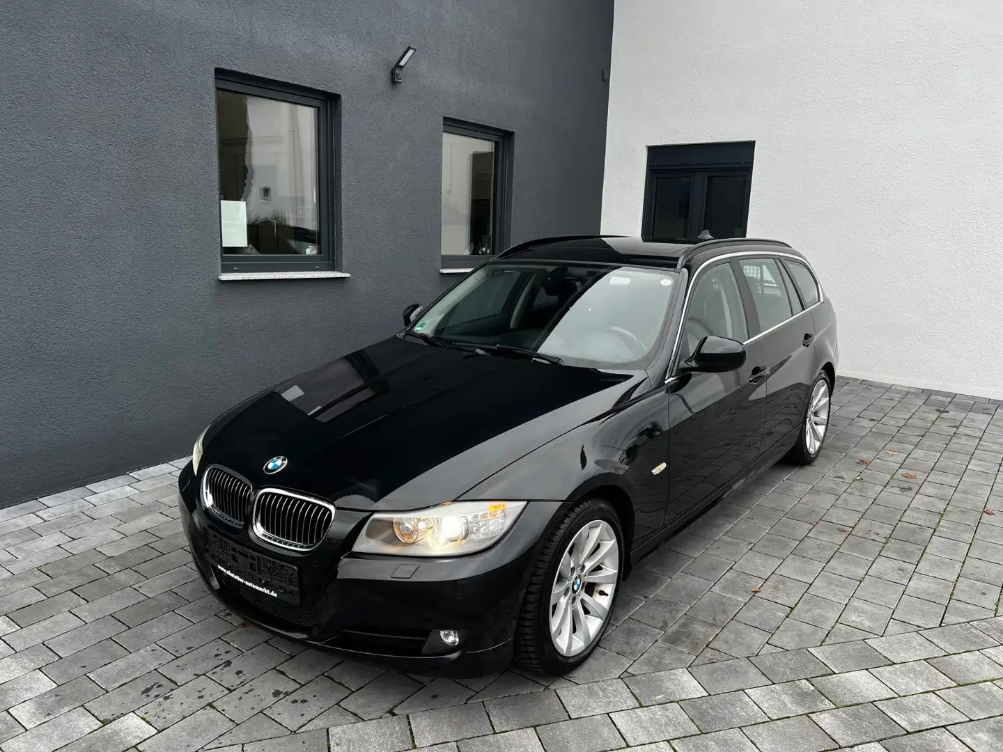 BMW 330 3 Touring 330d Automatik/Leder/Pano/AHK/Navi Schwarz - 1
