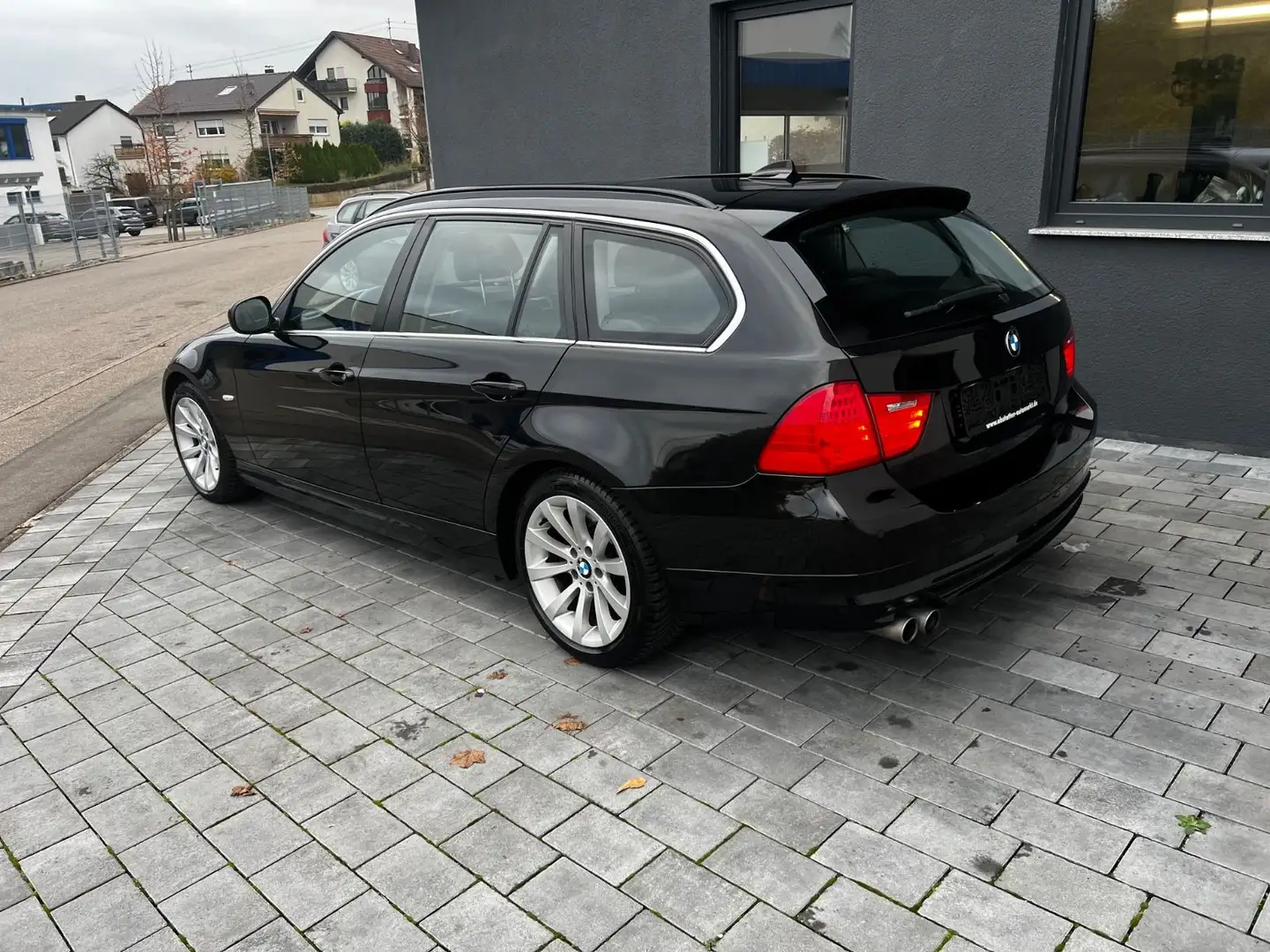 BMW 330 3 Touring 330d Automatik/Leder/Pano/AHK/Navi Schwarz - 2