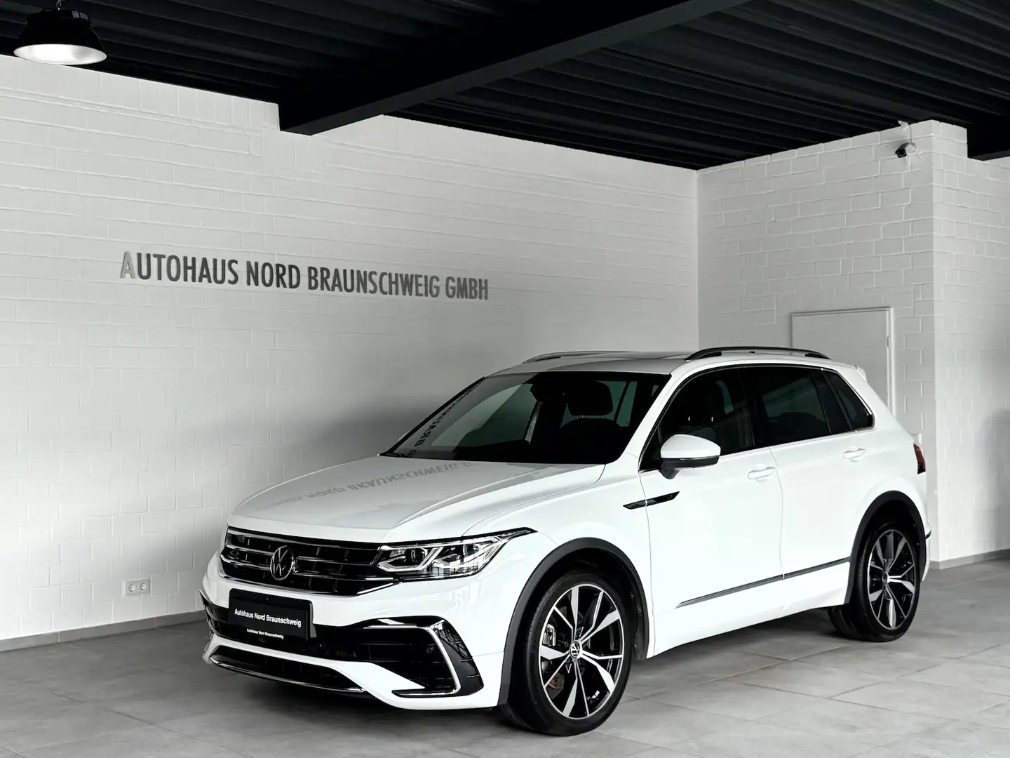 Volkswagen Tiguan 2.0 TDI 4Motion R Line*Pano*IQ*AHK*360* Weiß - 1