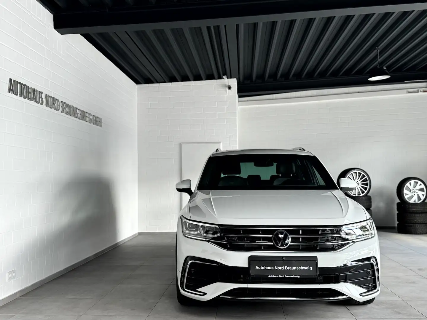 Volkswagen Tiguan 2.0 TDI 4Motion R Line*Pano*IQ*AHK*360* Weiß - 2