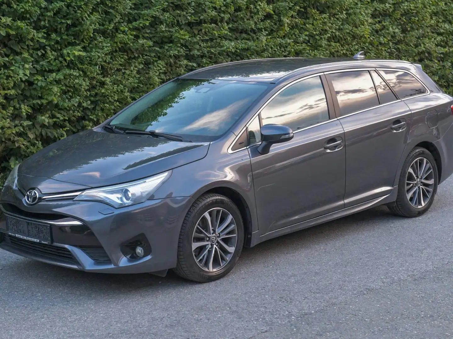 Toyota Avensis Avensis 2,0 D4-D Active Plus Active Plus Grau - 1