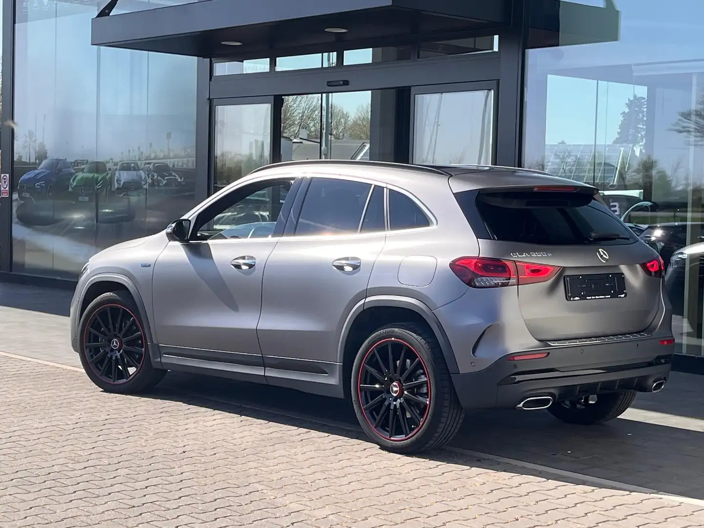 Mercedes-Benz GLA 250 e AMG/Pano Edition Magno Gris - 2