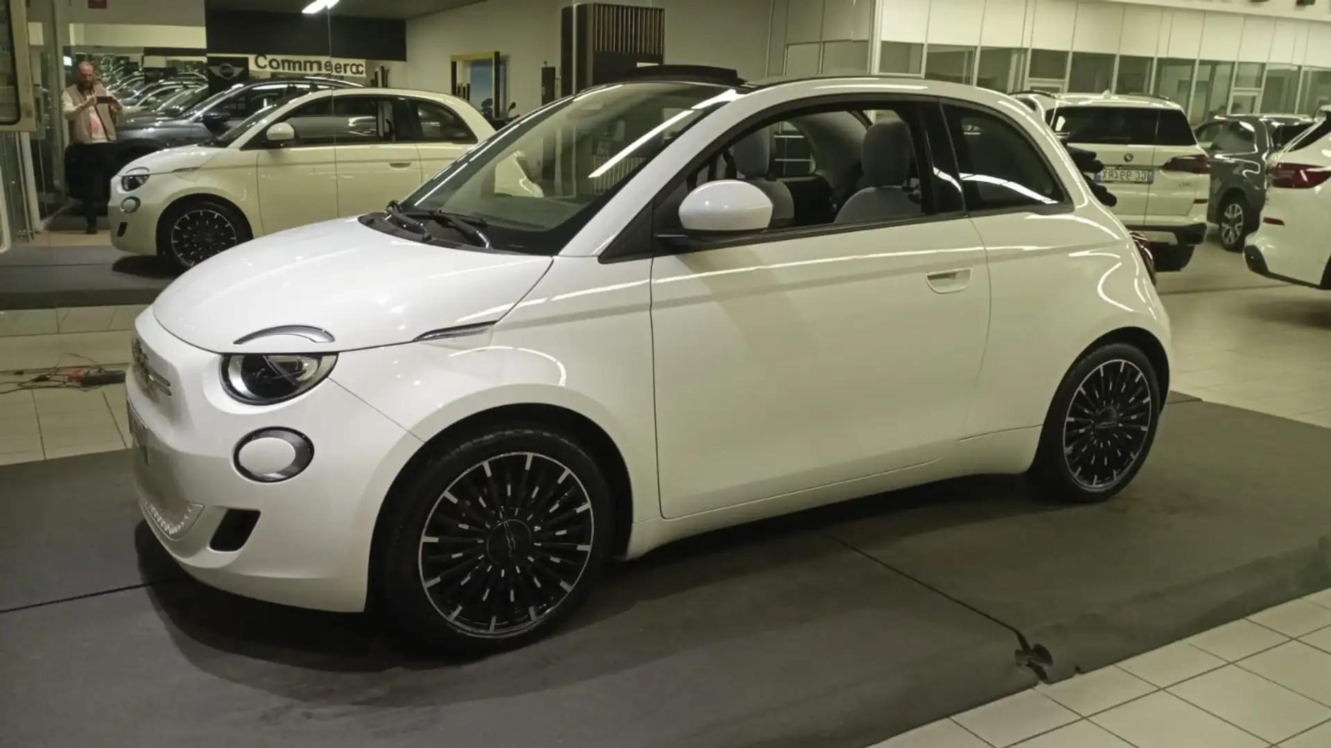 Fiat 500e 500 IV Cabrio 42 kWh Icon Blanc - 1