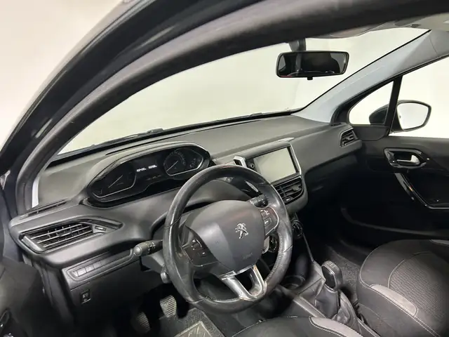 Peugeot 208 view 7