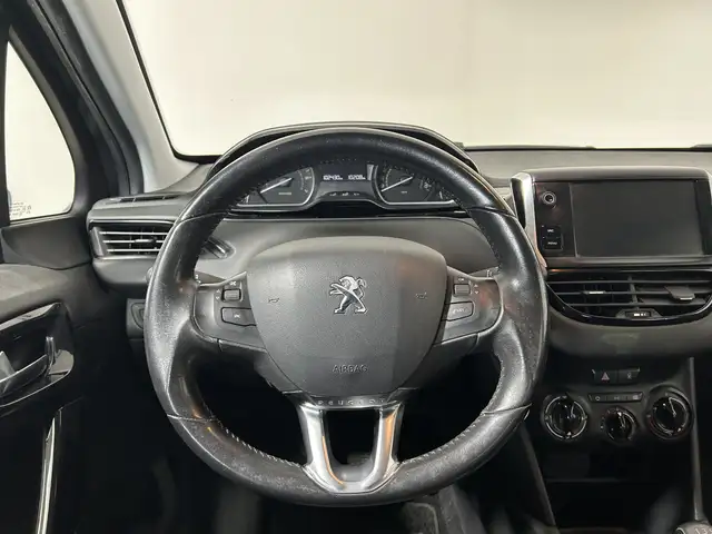 Peugeot 208 view 10