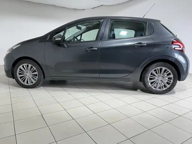 Peugeot 208 view 5