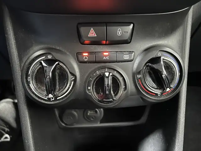 Peugeot 208 view 11