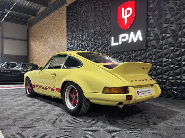 Porsche 911 view 4