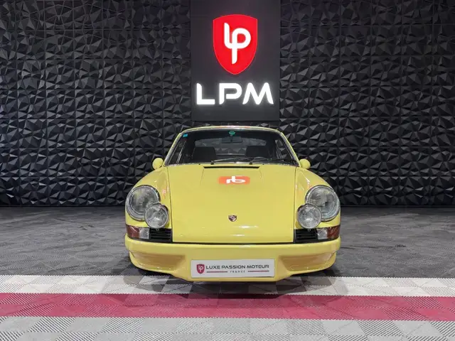 Porsche 911 view 2