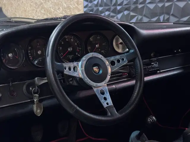 Porsche 911 view 7