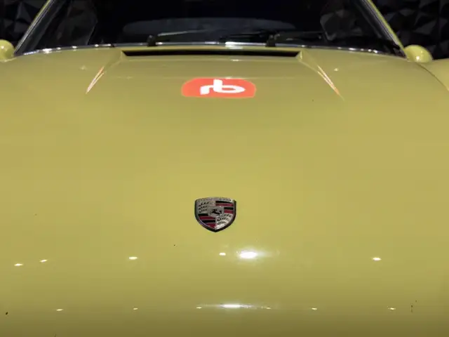 Porsche 911 view 12