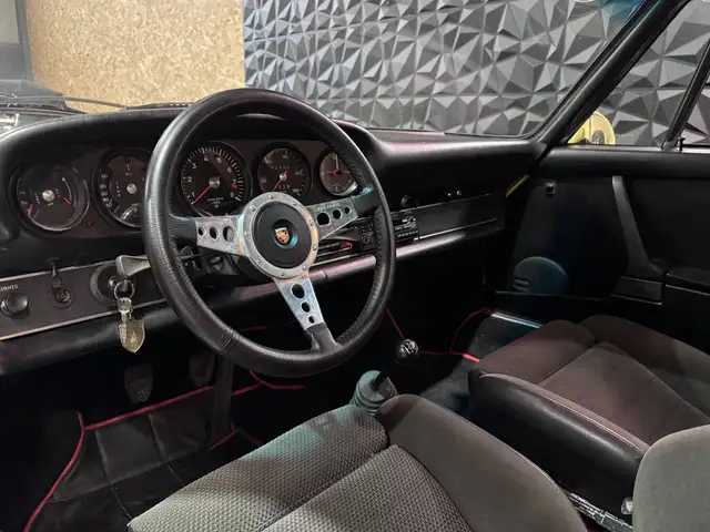Porsche 911 view 6