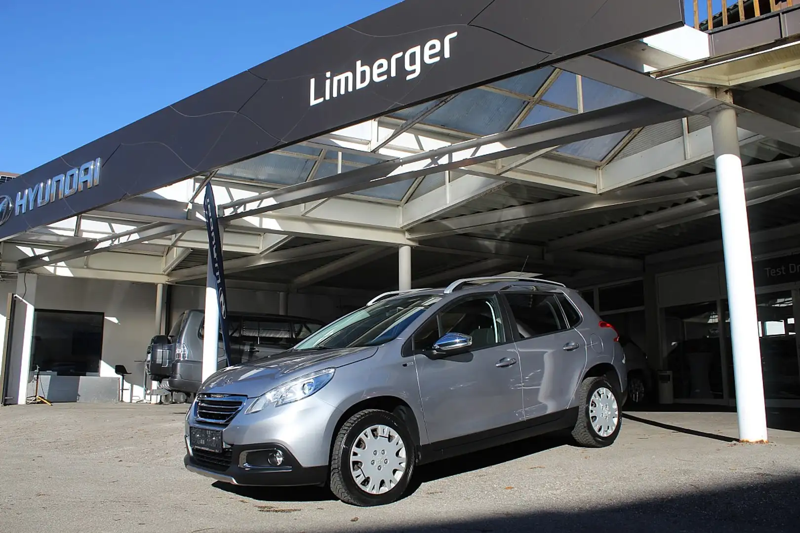 Peugeot 2008 1,2 PureTech 110 S&S Style Silber - 1
